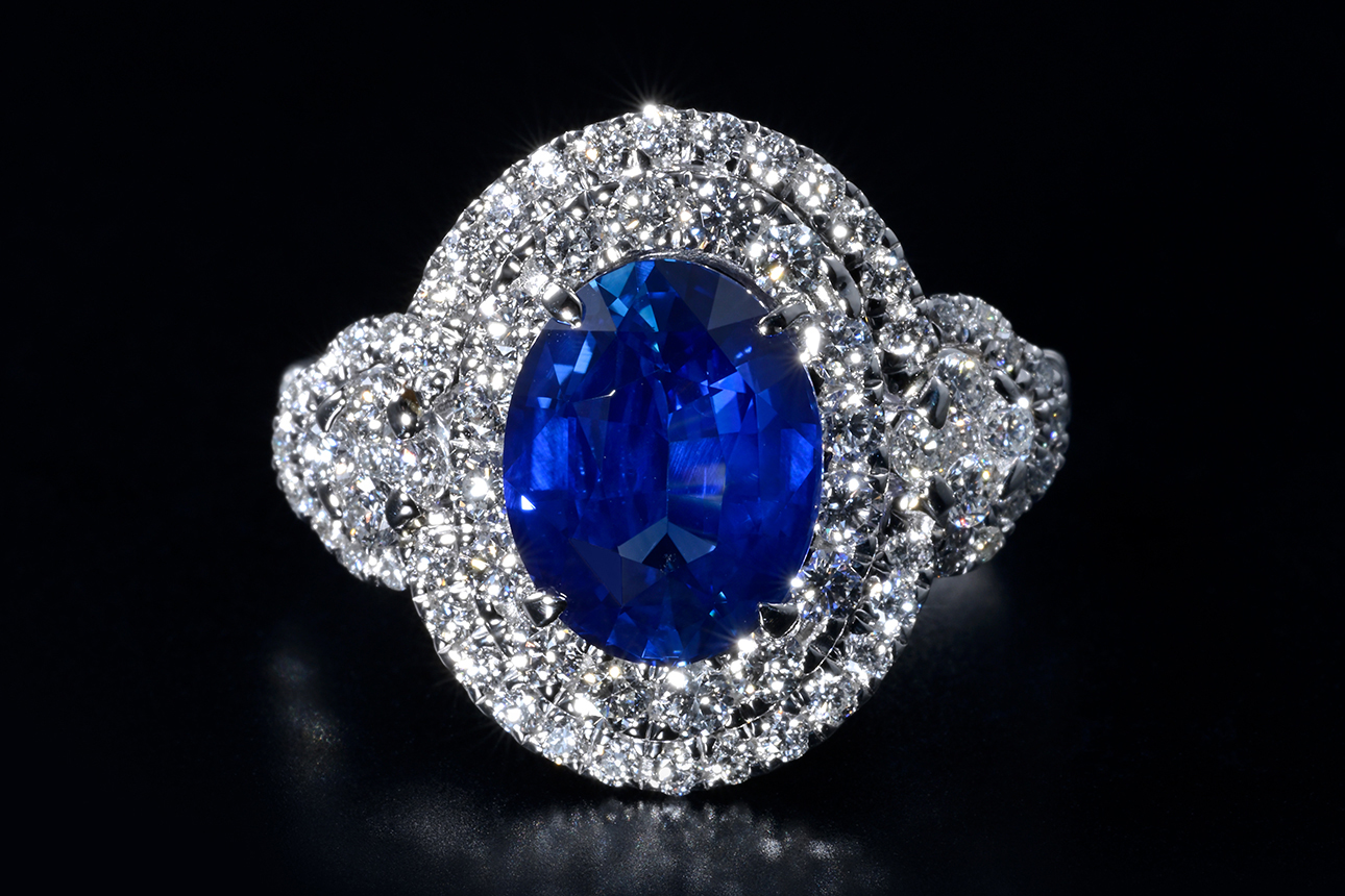 Royal blue sapphire (Sri lanka) and diamonds ring | ACHACO